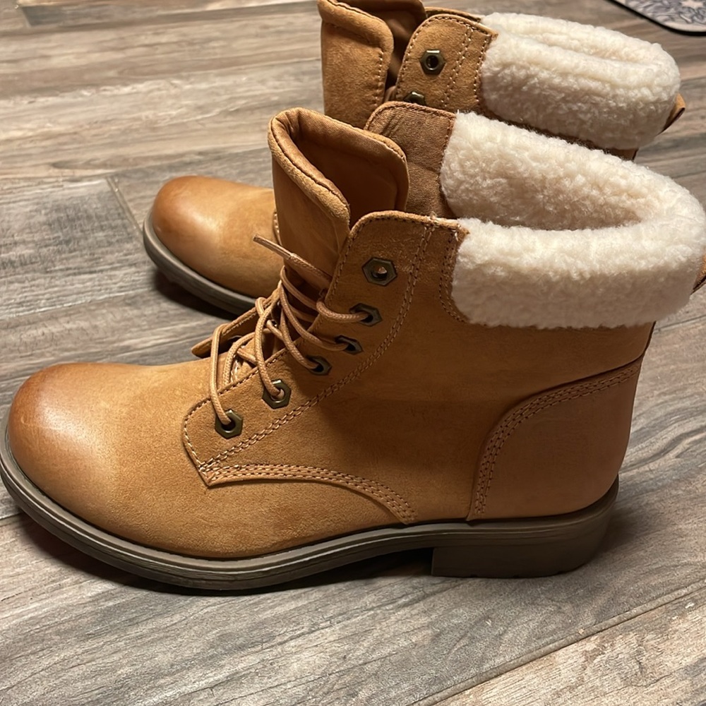 Boots size 10 M, leather